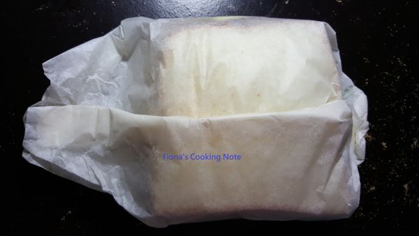 側邊往內折再收口捲緊。