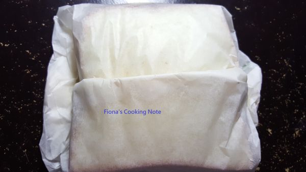 包好就可以翻面，以餐刀縱切成一半。