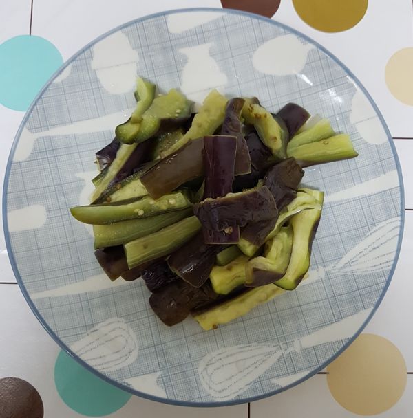 川燙好的茄子，再用冷水洗淨後，再用手輕輕擠壓一下茄子，讓他裡面的水份出來一些，此時將茄子放入要攪拌的器皿裡