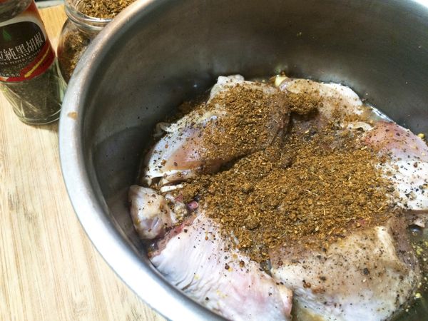 雞腿肉可以先切大塊，這樣比較好醃製入味，烤的時候翻面也會比較容易！
把食材Ａ的所有材料都混合醃製，至少冷藏醃製1小時，如果時間夠可以醃久一些～