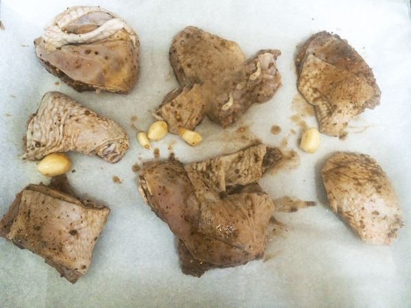 烤箱預熱200度，溫度到達後，把雞腿肉放置在烤盤上（烤盤可以放烤盤紙避免黏烤盤），放入烤箱用烤溫180度烤35分鐘