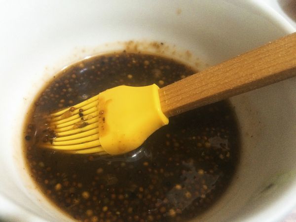 （日式醬油+鄉村田園風味鹽+芥末籽醬+麥芽糖+味淋）煮滾，就可以來當刷醬囉