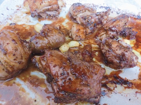 這是刷了三次的烤色，這樣就很美囉！喜歡口味重的可以多刷幾次醬料！烤好的雞腿肉旁邊會有烤出的油脂，不要浪費喔，取一個碗裝取好，跟刷醬混合，刷醬就更香了！（這刷醬就可以留著烤別的東西使用喔）