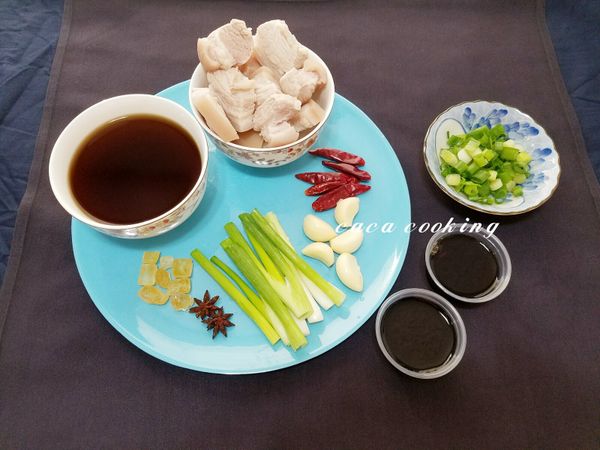 五花肉切成塊狀，以滾水汆燙2分鐘後撈起，4支青蔥對切，1支青蔥切丁備用。