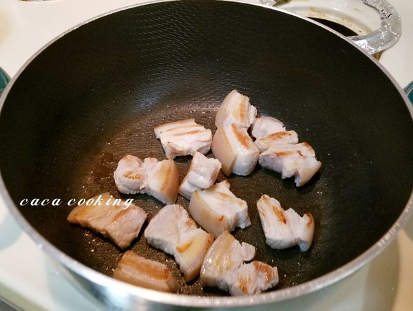 熱鍋不用加沙拉油，將五花肉乾煸後取出。