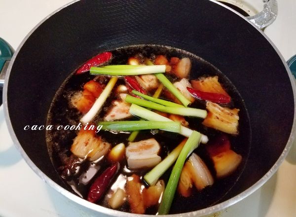 加入1碗紹興酒、2匙的老抽醬油、2匙的薄鹽醬油及青蔥，並加入冷開水，覆蓋到肉的量就可以了哦!