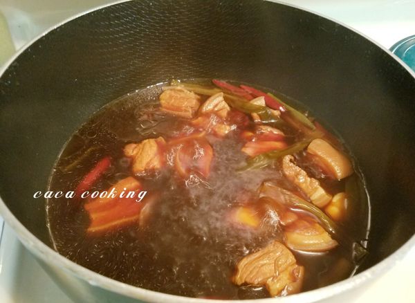 蓋上鍋蓋，以中小火燉滷1個小時。