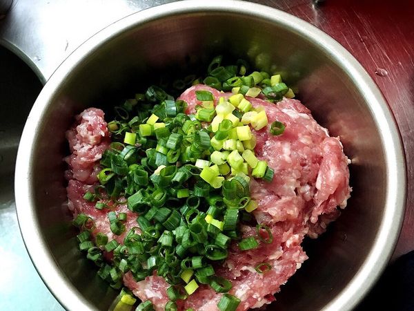 絞肉剁ㄧ剁 加入蔥花