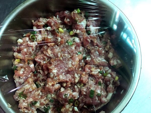 加入醬油香油蔥花 鹽巴胡椒攪拌後放入冰箱收汁 肉會更香甜