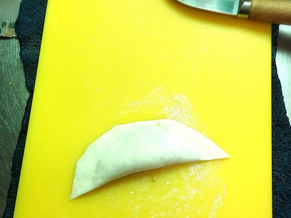 包起來 可以把邊邊多餘的麵皮剪掉