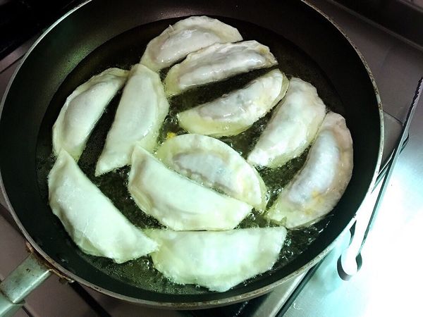 可以下油鍋了。但是溫度不能太高。因為水餃皮耐溫不夠
很容易焦