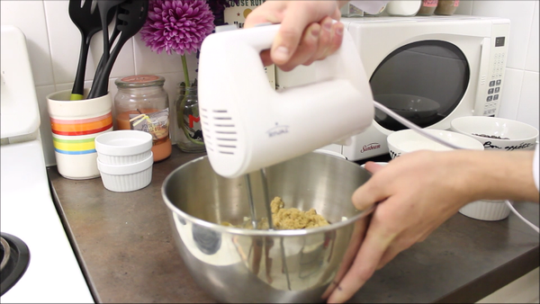 將奶油放入盆中, 加入砂糖與黑糖, 一起攪拌至乳霜狀