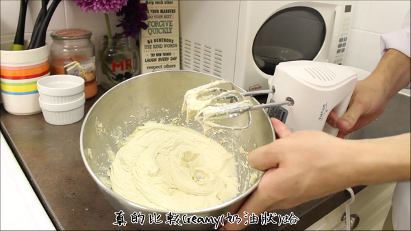 接著加入雞蛋與香草精, 持續攪拌至乳霜狀