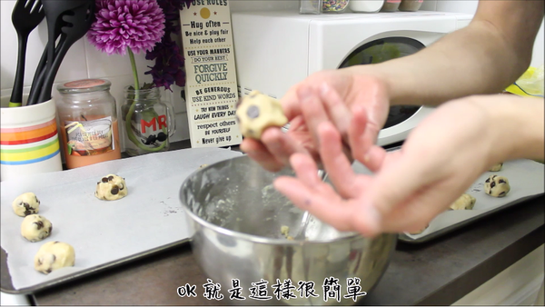 取適量揉成小球放在舖有烘焙紙的烤盤上, 彼此間要有間距, 200度C烤10~12分鐘, 就完成囉!