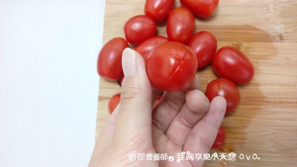 將小蕃茄底部劃十字。