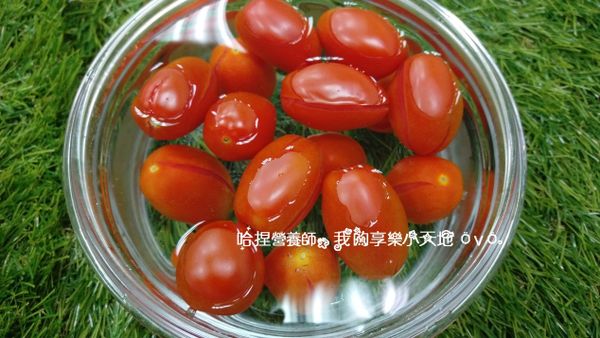 撈起放入冰水中冰鎮去皮備用。