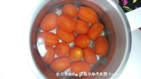 燒鍋熱水燙蕃茄30秒。