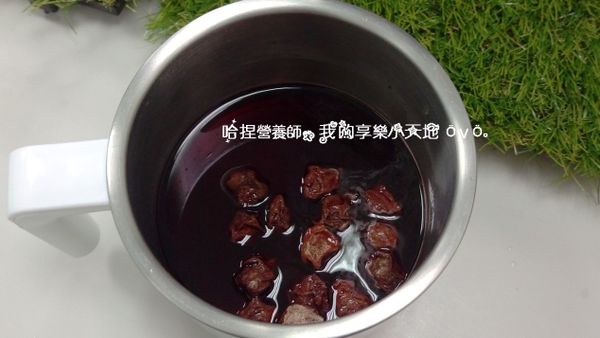 小火煮紅酒，加入話梅煮約5分鐘。