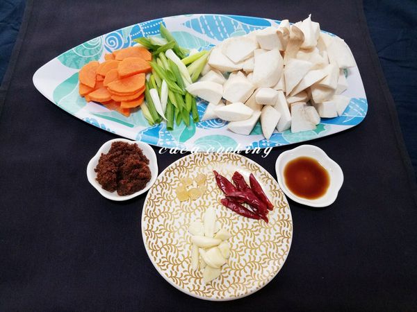 把杏鮑菇洗淨以滾刀切塊，紅蘿蔔切片，蒜頭切片，青蔥斜切段備用。