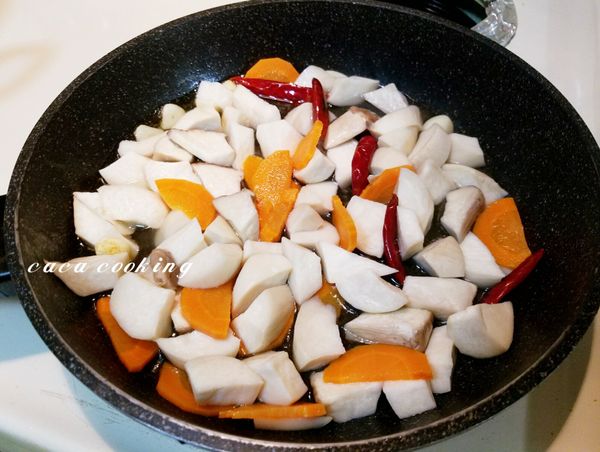 把紅蘿蔔及杏鮑菇加入，可加少許的水煨炒一下。
