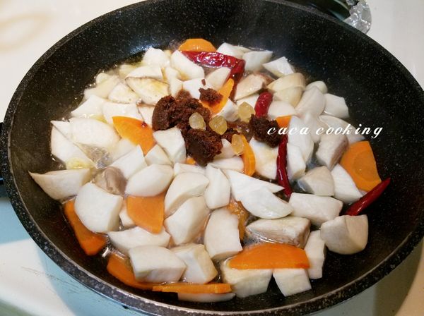 加入2匙的沙茶醬、1匙的薄鹽醬油及少許的冰糖拌炒。