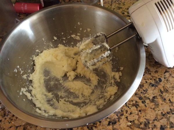 先做奶黃餡：奶油、糖用電動打蛋器打勻。盆邊濺起的奶油用刮刀刮進奶油𥚃。並同時先煮滾一鍋水，用大鍋，要能放得下打奶油的鋼盆。