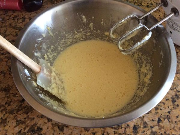 蛋逐個分次加入，打到看不見蛋汁時再加下一個，同樣也不時要用刮刀把盆邊的刮入，一起打勻。