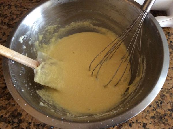 蛋全部打進去後，加入奶粉和澄粉，用打蛋器攪拌均勻，至看不見乾粉。