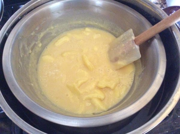 5分鐘後打開蓋子，表面有些已成固體狀，但底下仍是液狀，再用刮刀拌勻，蓋上蓋，再蒸5分鐘。