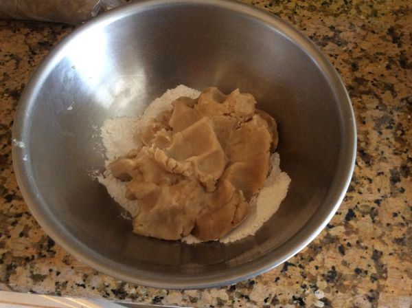 然後做餅皮，將材料全部揉勻，若太乾就加少許水調整。餅皮也可不加蓮蓉，完全用白豆沙。