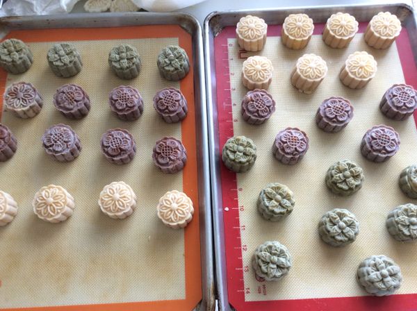 我用3份餅皮2份奶黃餡，50g的餅模，做出36個小月餅，餅皮料剩下一點點，奶黃餡則差了100多克，以蓮蓉餡補足。