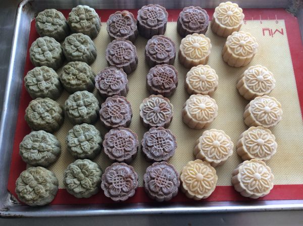 全部做完後，放入已預熱至320°F的烤箱，烤12-15分鐘。主要是將餅皮中加入的少許麵粉烤熟，用低溫烘烤，不要烤到上色。