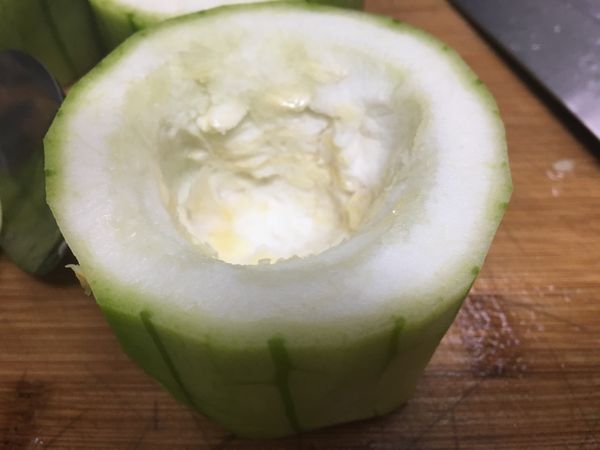 絲瓜切大塊，每塊約6公分左右，以湯匙將絲瓜仁挖出成杯狀。