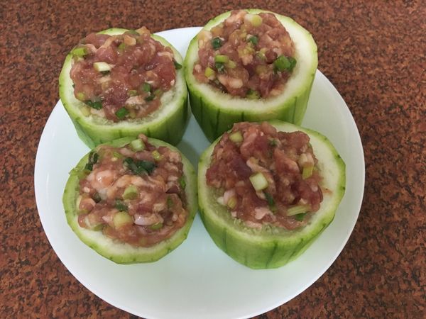 將調味後之絞肉填入絲瓜內，電鍋外鍋加約1.5杯水，放入絲瓜盅蒸熟即可食用。