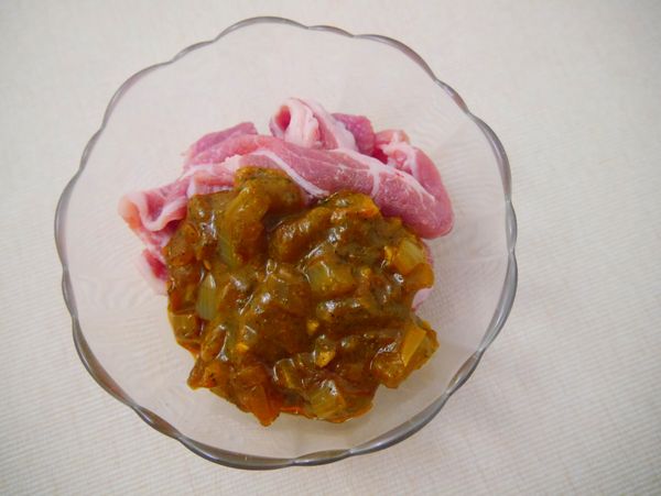 梅花肉片加水打好後，浸入西式沾醬2小時