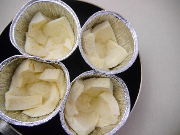 土司褶花形入烤箱上下火１５０度烤５分鐘