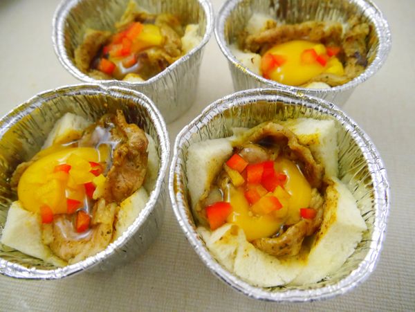 放入豬五花肉片，打一顆蛋，撒上黃／紅椒丁入烤箱上下火１７０度烤１５分鐘