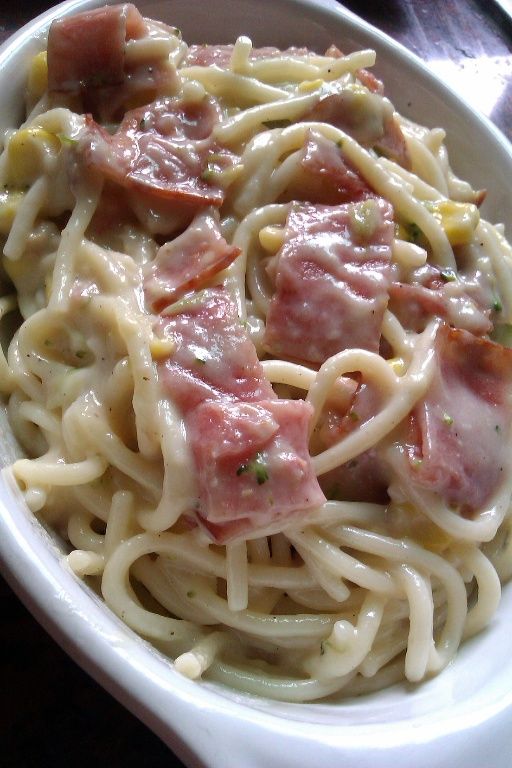 步驟2 將微波加熱好的奶油培根麵扣出來，跟培根混合均勻；加料培根，更豐富。