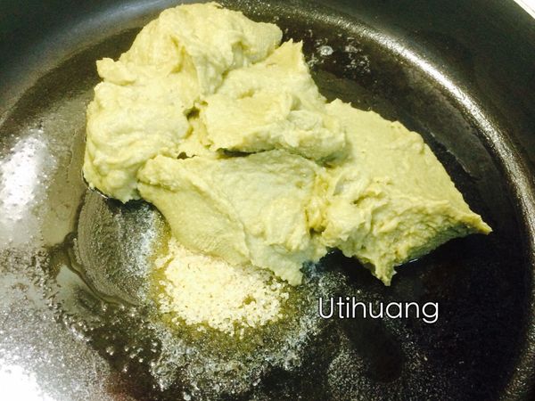 （打好的綠豆泥如圖，不會太濕）材料B 將無鹽奶油置入剛開火的鍋，融化至液態關火 再放砂糖 綠豆泥 稍加拌勻，開中小火將糖及奶油都加熱不斷攪拌融入綠豆泥