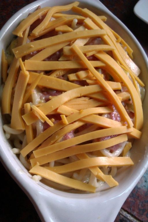 步驟3 把混合好的奶油培根麵裝進焗烤盤後上面鋪上起司絲送進烤箱,因為內容物是熟的,只要用上火即可