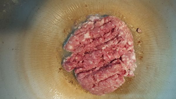 炒鍋加入少許油,放入絞肉煸炒至略呈金黃色