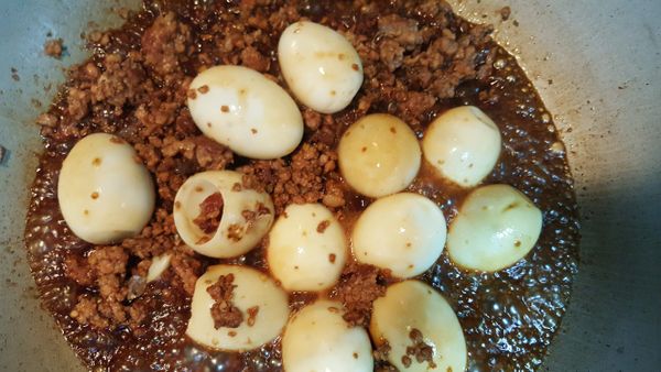 加入蒜末,八角,醬油膏,醬油,冰糖(如果有滷蛋,這時可以加入)拌炒上色後再加入胡椒粉,油蔥酥,米酒以及少量的鹽調味