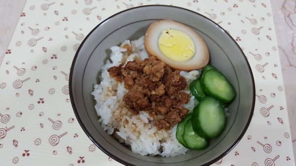 加入蓋過食材的水量煮滾後,以中小火悶煮一個小時即完成