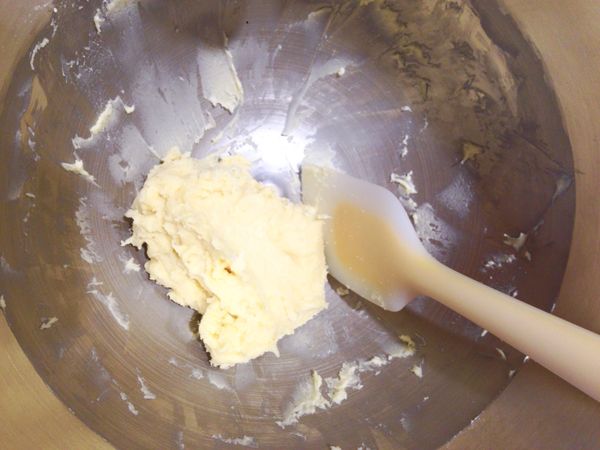 將麵團A打發 加入B拌勻成團