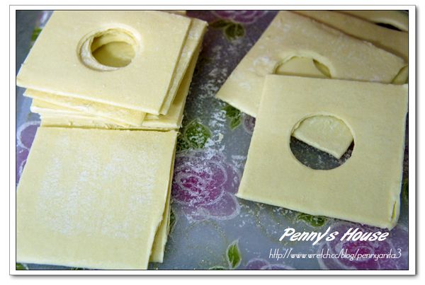 1. 把酥皮一分為四， 兩兩一組，一個用寶特瓶壓出洞當上層。