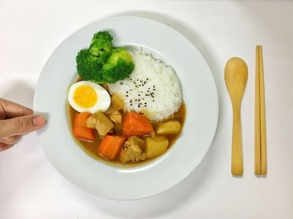 1.馬鈴薯、紅蘿蔔、切滾刀塊
2.雞腿排、洋蔥、切一口大小