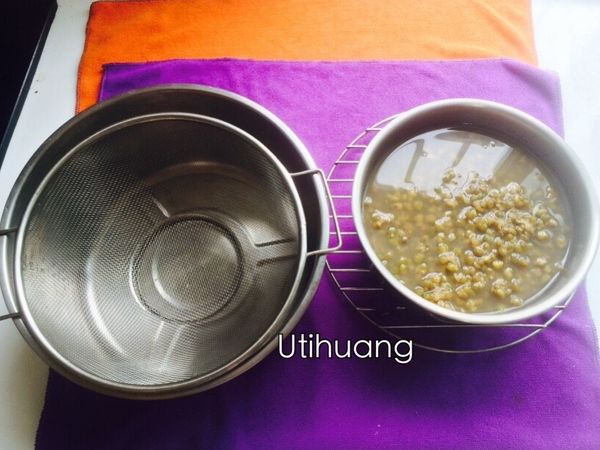 材料A 煮好綠豆湯稍放涼 用篩子過濾 使湯汁和豆分離，綠豆入果汁機或食物調理機打至泥.
（果汁機若打不到需加一些湯汁，盡量避免加太多稍後收乾較快）
