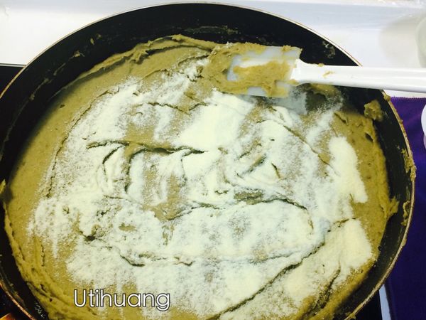 剩一半的奶粉再加入，炒收乾到攪拌有點吃力(全程有開火的時間約花了16分鐘）