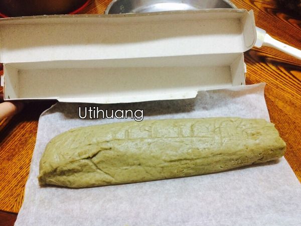 (有模可以使用模）炒好的綠豆泥待溫涼放上烘焙紙，壓成長條狀，塞入保鮮膜紙盒裏加壓塑型成長方體
