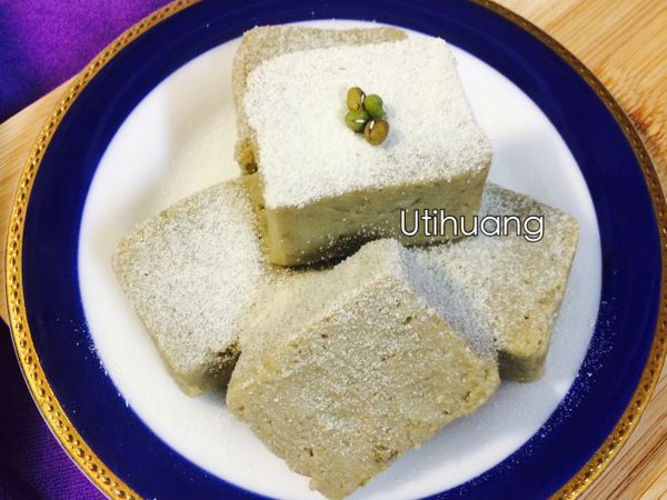 接著入冷藏1-2小時，或冷凍30分鐘 有較硬就可以切來食用了！

200g綠豆泥炒好入保鮮膜盒長方體每個切約1.5cm，約可切20個以上